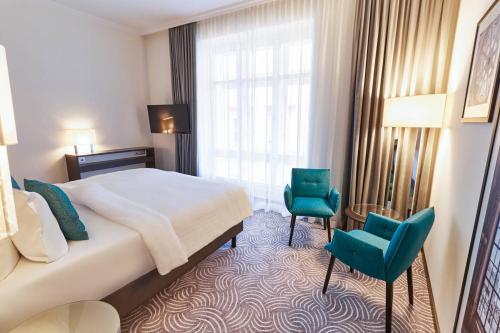Ένα ή περισσότερα κρεβάτια σε δωμάτιο στο Steigenberger Hotel Herrenhof