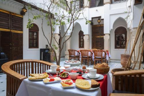 uma mesa com pratos de comida em cima em Dar Sohane em Marraquexe