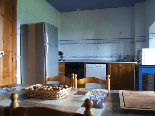 a kitchen with a table with a basket of mushrooms at Finca el Palacio in Torín