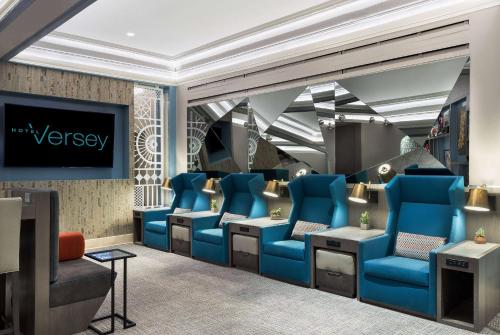 una sala de espera con sillas azules y TV en Hotel Versey Days Inn by Wyndham Chicago en Chicago