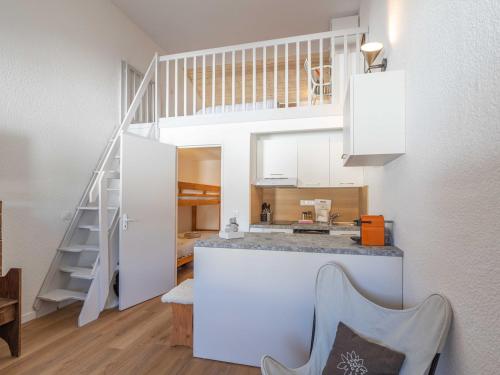 - une cuisine avec un comptoir et un escalier dans une pièce dans l'établissement Studio avec mezzanine, retour skis aux pieds, proche remontée mécanique - FR-1-645-28, à Huez