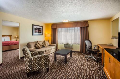 um quarto de hotel com um sofá e uma cama em Days Inn by Wyndham Yakima em Yakima