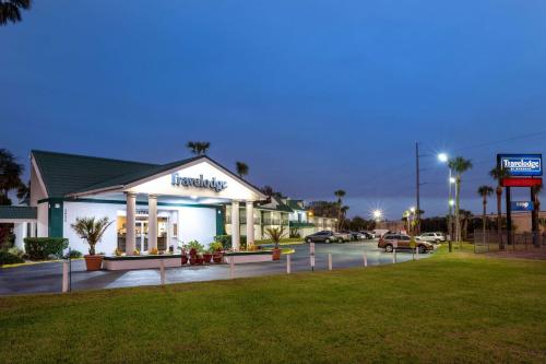 un concesionario hyundai con coches estacionados en un estacionamiento en Travelodge by Wyndham Lakeland, en Lakeland