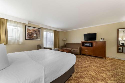 a hotel room with a large bed and a couch at Best Western Plus Northwoods Inn in Crescent City