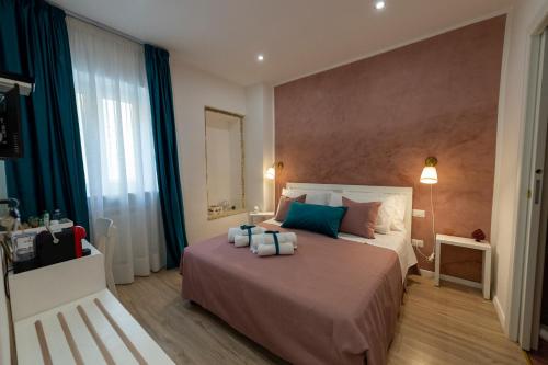 Un dormitorio con una cama con dos almohadas encima. en Claire, en Gallipoli