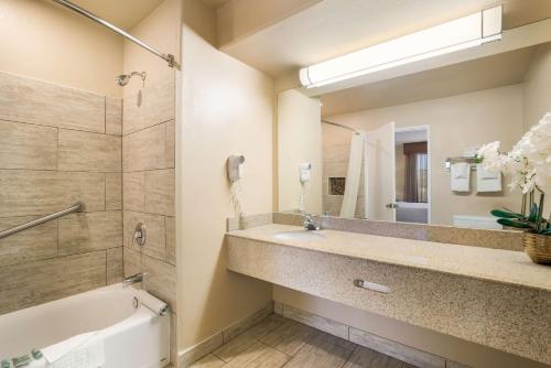 Koupelna v ubytování Best Western Escondido Hotel
