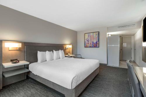 Ένα ή περισσότερα κρεβάτια σε δωμάτιο στο Best Western Premier Rockville Hotel & Suites
