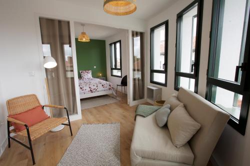 - un salon avec un canapé et une chambre dans l'établissement * Capbreton * T3 * Hypercentre * Plage * Famille, à Capbreton