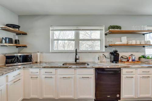 Η κουζίνα ή μικρή κουζίνα στο Modern Flower Mound Home Less Than 2 Mi to River Walk