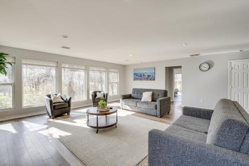 Χώρος καθιστικού στο Modern Flower Mound Home Less Than 2 Mi to River Walk