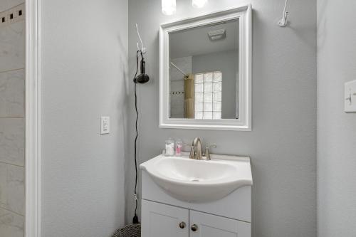 Ένα μπάνιο στο Modern Flower Mound Home Less Than 2 Mi to River Walk