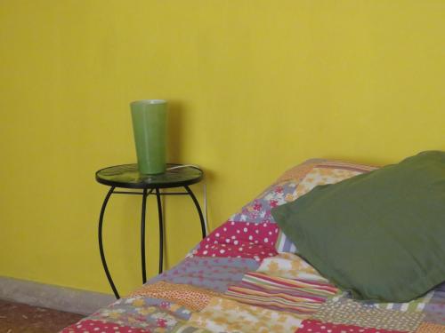 eine grüne Kerze auf einem Tisch neben einer Couch in der Unterkunft Maddy House in Rom