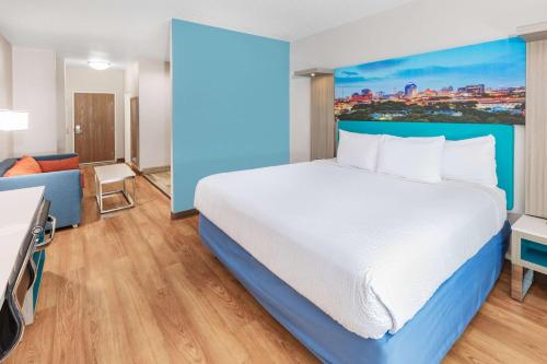 Days Inn & Suites by Wyndham San Antonio near Frost Bank Center Image