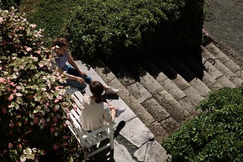 a man and a woman sitting on a bench at Hoel Gård - Herregården ved Mjøsa in Nes i Ådal