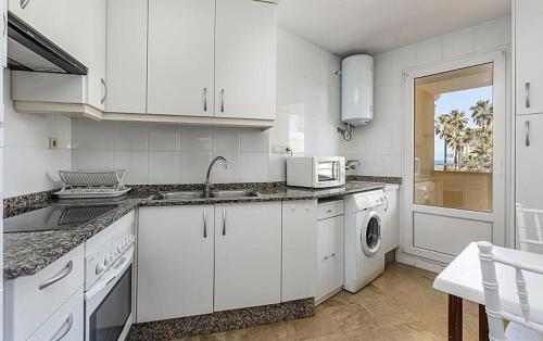 Η κουζίνα ή μικρή κουζίνα στο urbanización Catamaran