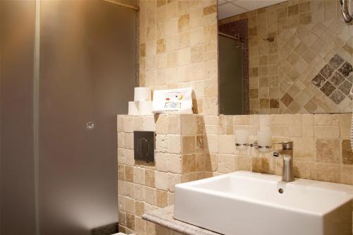 a bathroom with a sink and a mirror at Villa Magna in Puerto Rico de Gran Canaria