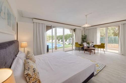una camera con un grande letto e un soggiorno di Moderne Villa, Pool+Meerblick,schnelles Wifi,Klima a Calas de Mallorca