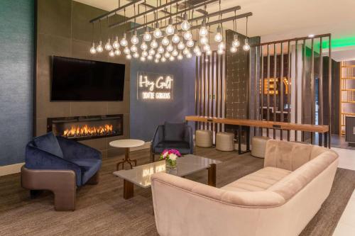 a living room with a couch and a fireplace at La Quinta Inn & Suites by Wyndham Galt Lodi North in Galt