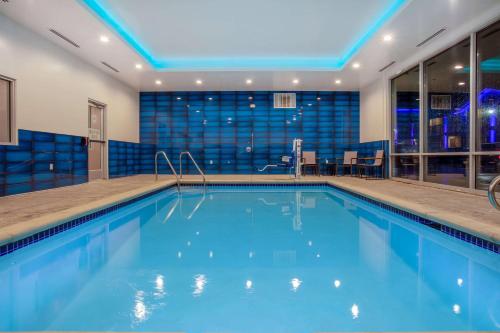 ein großer Pool in einem Hotelzimmer in der Unterkunft La Quinta Inn & Suites by Wyndham Galt Lodi North in Galt