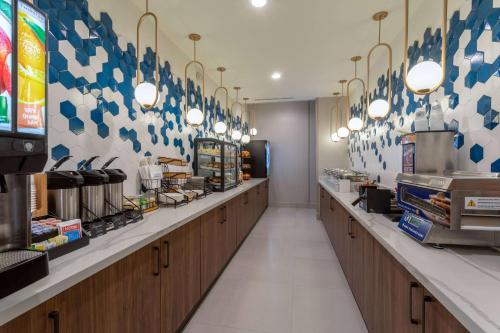 a fast food restaurant with a row of counters at La Quinta Inn & Suites by Wyndham Galt Lodi North in Galt