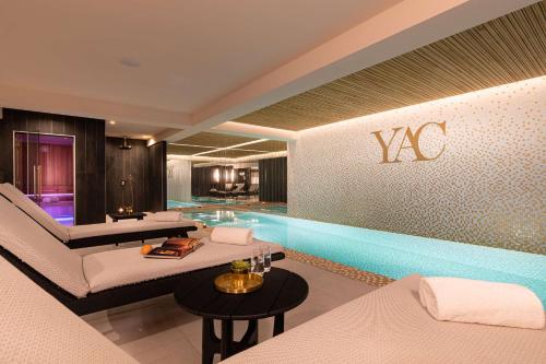 una piscina en una habitación de hotel con 2 camas en Hotel Yac Paris Clichy, a member of Radisson Individuals en Clichy