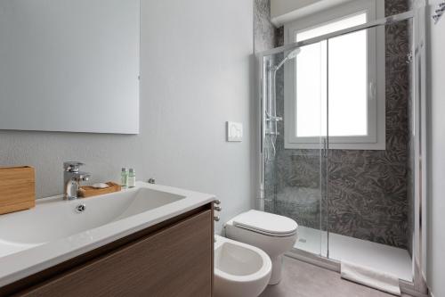 y baño con aseo, lavabo y ducha. en Dergano Comfy Apartment - 250 m far from M3, en Milán