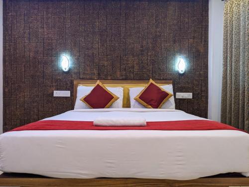 Postel nebo postele na pokoji v ubytování Hotel Feathers
