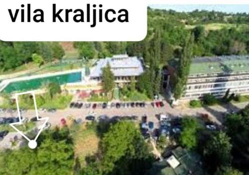 vistas a un edificio con aparcamiento en Vila Kraljica en Vrdnik