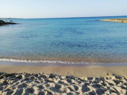 a beach with the ocean and the shoreline at VILLETTA A 40 PASSI DAL MARE GALLIPOLI in Marina di Mancaversa