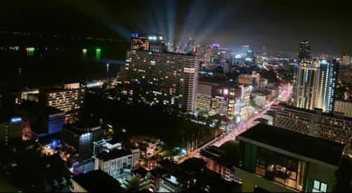 Nespecifikovaný výhled na destinaci Pattaya Central nebo výhled na město při pohledu z apartmánu
