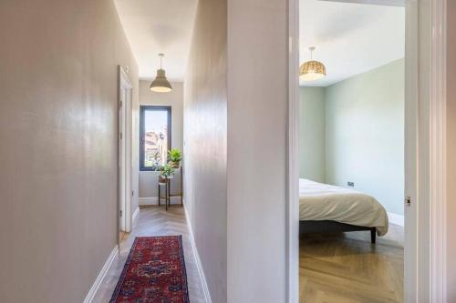 um corredor de um quarto com uma cama e um tapete em Broadstairs Family Home em Kent