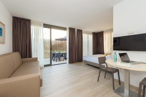 Uma TV ou centro de entretenimento em Atenea Park Suites & Apartments