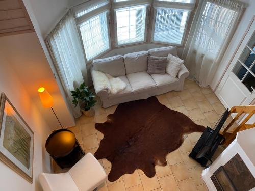 an overhead view of a living room with a couch at Iso-Syötteen Pilikki in Syöte