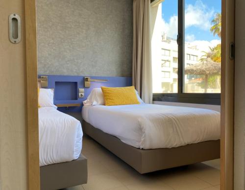 Cama ou camas em um quarto em Atenea Park Suites & Apartments