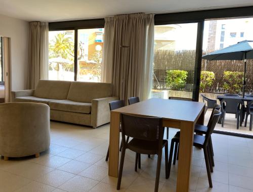 Uma área de estar em Atenea Park Suites & Apartments