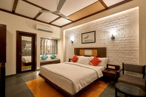 Giường trong phòng chung tại Blackbuck Safari Lodge Velavadar