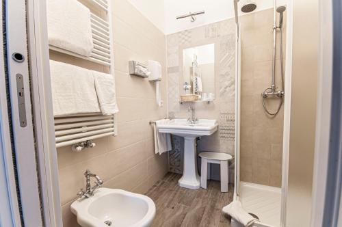 uma pequena casa de banho com um lavatório e um chuveiro em Spazio San Marco em Bérgamo