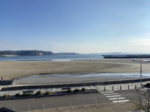 Elle offre une vue sur une plage avec une étendue d'eau. dans l'établissement L améthystes, à Crozon