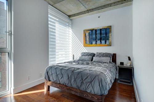 a bedroom with a bed and a window at Les Immeubles Charlevoix - Le 760-506 in Quebec City