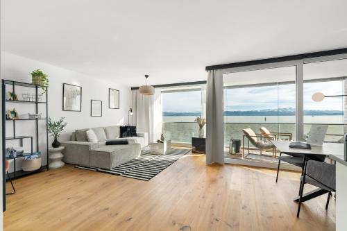 een woonkamer met uitzicht op de oceaan bij ANYTIME - Apartments an der Uferpromenade in Friedrichshafen