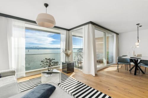 een woonkamer met uitzicht op de oceaan bij ANYTIME - Apartments an der Uferpromenade in Friedrichshafen