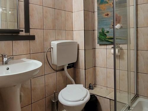łazienka z toaletą i umywalką w obiekcie Gasthaus am Bahnhof w Sighișoarze