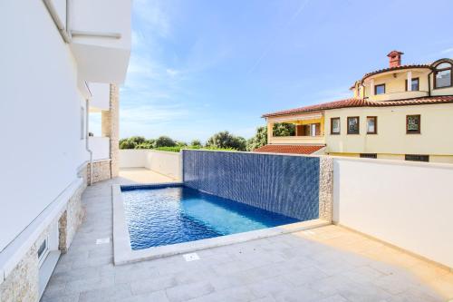 - une piscine sur le balcon d'une maison dans l'établissement WHITE HOUSE STINJAN, à Štinjan