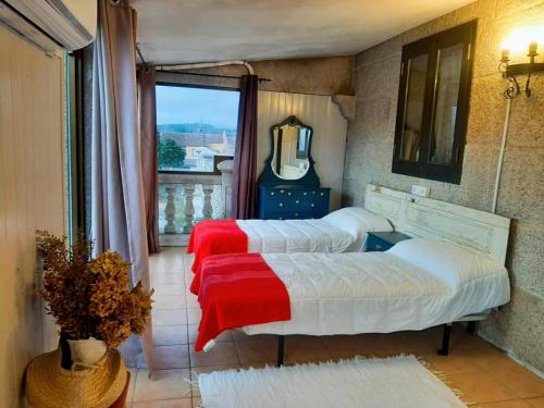 2 camas en una habitación con ventana en Albergue Villa San Clemente en Tui