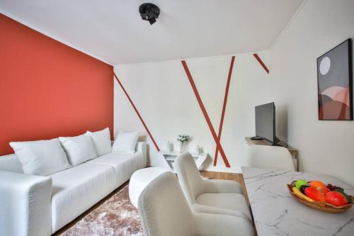 un salon avec un canapé blanc et une télévision dans l'établissement 0#Appart 2pers#Jardin Luxembourg#NECKER, à Paris