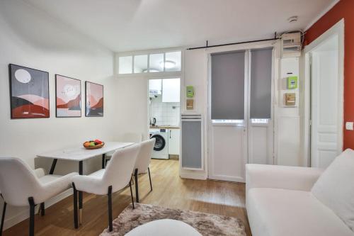 un salon avec une table et des chaises blanches dans l'établissement 0#Appart 2pers#Jardin Luxembourg#NECKER, à Paris