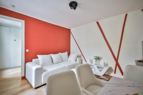 un salon avec un canapé blanc et des chaises dans l'établissement 0#Appart 2pers#Jardin Luxembourg#NECKER, à Paris
