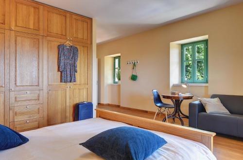ein Schlafzimmer mit einem Bett, einer Couch und einem Tisch in der Unterkunft Villa Lucia in Vodnjan