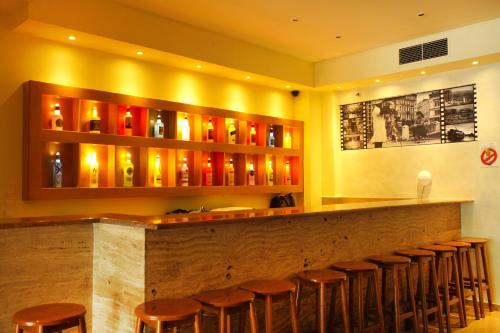 bar z brązowymi stołkami w restauracji w obiekcie Socrates Hotel w Atenach