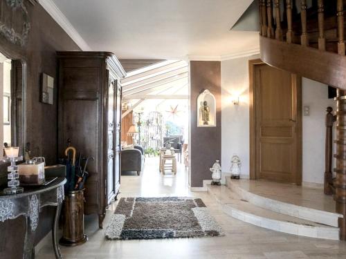 a living room with a hallway with a rug at Villa charmante à Nalliers avec piscine in Nalliers